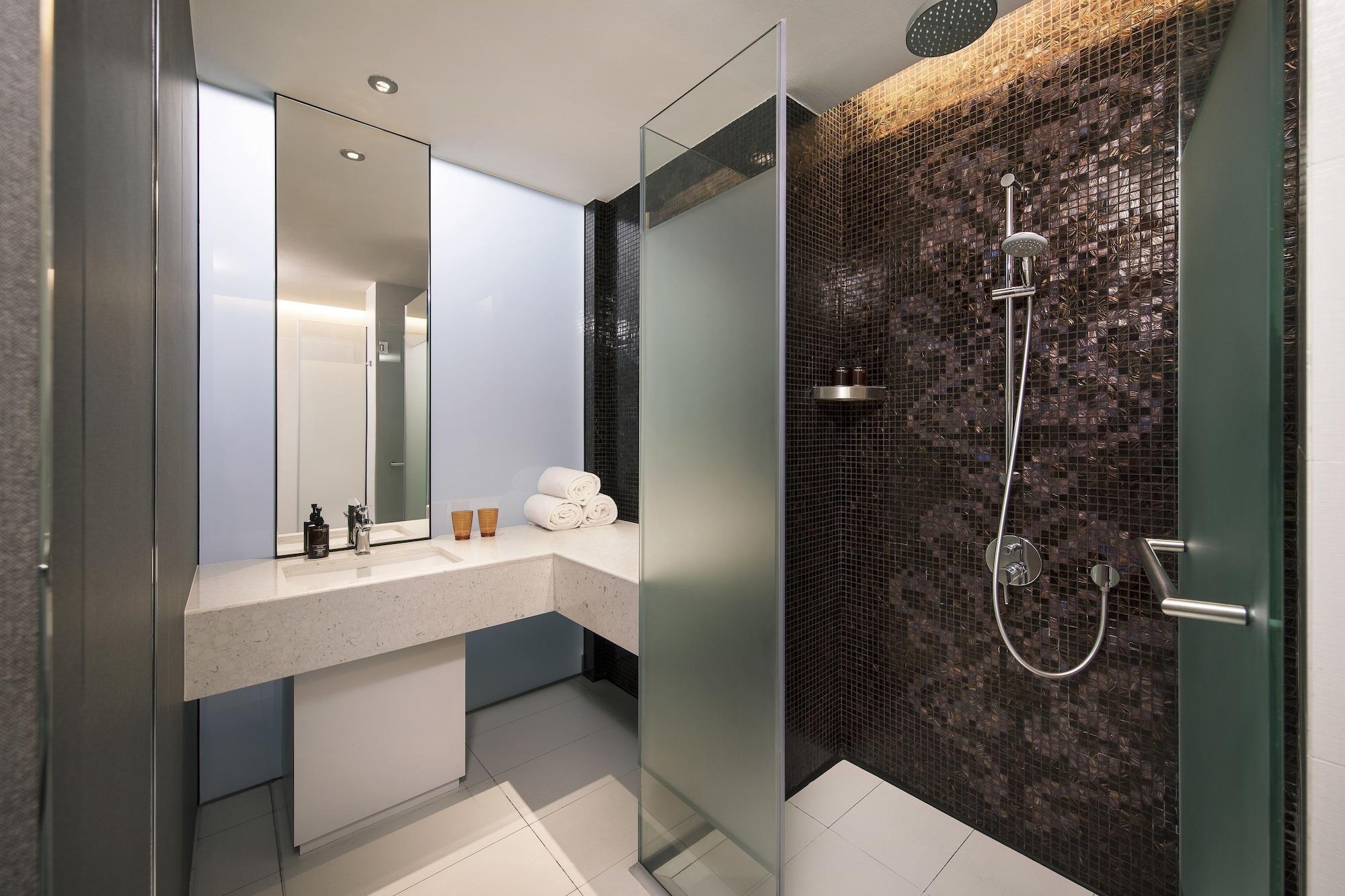 Resorts World Sentosa - Hotel Σιγκαπούρη Εξωτερικό φωτογραφία A shower with a sliding door