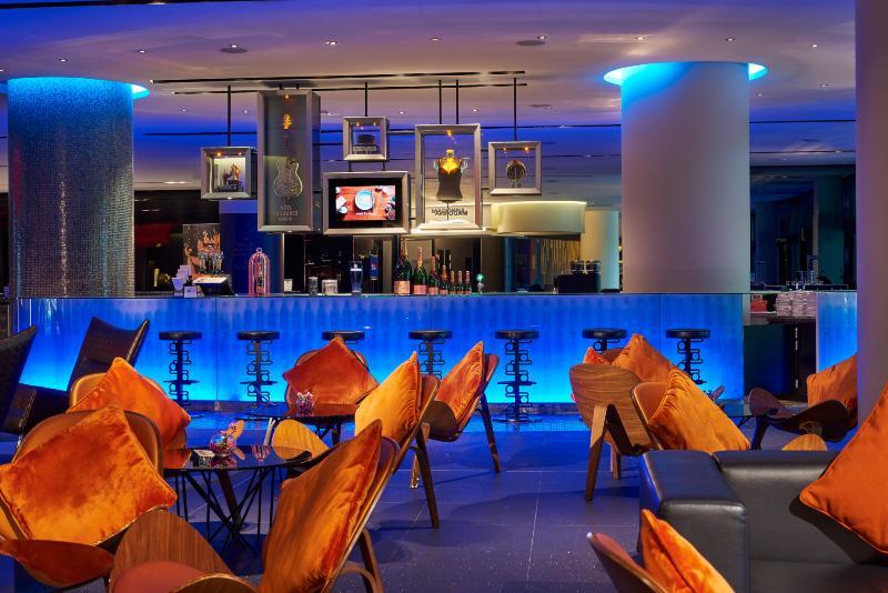 Resorts World Sentosa - Hotel Σιγκαπούρη Εξωτερικό φωτογραφία The bar at the hotel