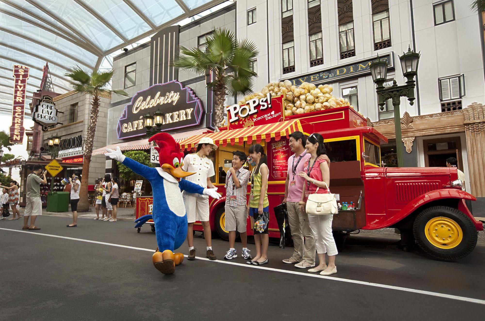 Resorts World Sentosa - Hotel Σιγκαπούρη Εξωτερικό φωτογραφία The POPS truck at Universal Studios Singapore